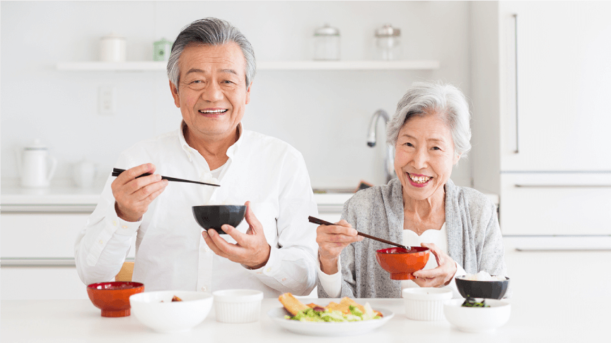 食事をする老夫婦